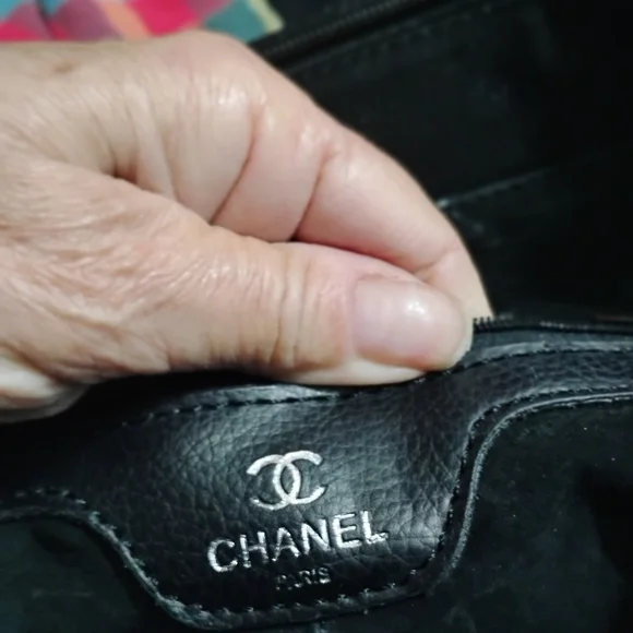 CHANEL Black and Cream Quilted Purse... read Description... - Picture 6 of 11